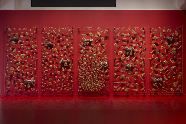 Βάκιλοι, μικρόβια, αντικαταθλιπτικά και τέχνη: Ο κόσμος της Ανίκα Γι στη μεγαλύτερη εγκατάσταση στην Tate Modern