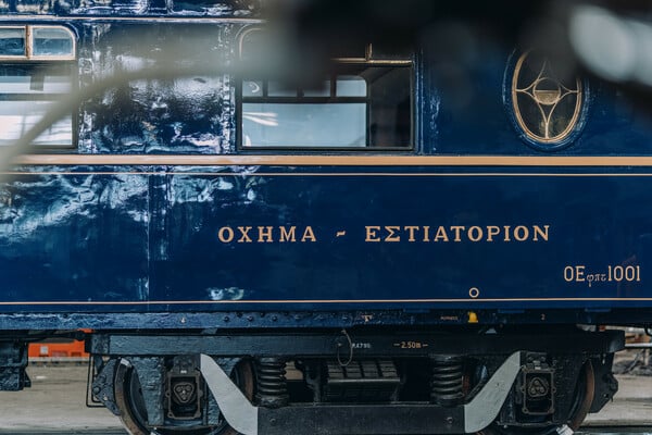 Μέσα στο βαγόνι-εστιατόριο του «Orient Express» λίγο πριν τα εγκαίνιά του στη ΔΕΘ.