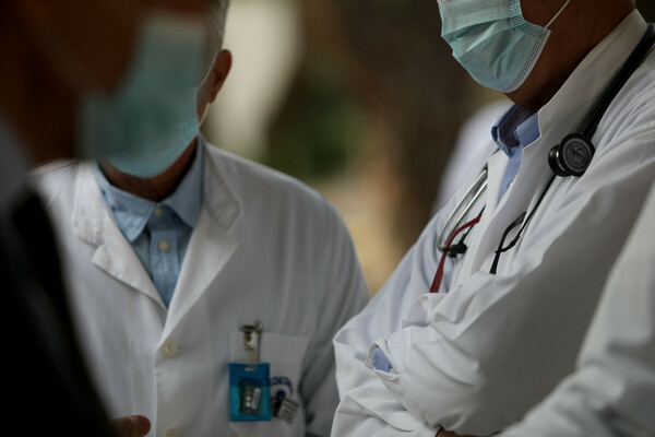 Σε πίεση το ΕΣΥ: Βγαίνουν εκτός «μάχης» οι ανεμβολίαστοι - Το σχέδιο του υπουργείου Υγείας 