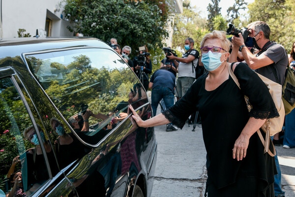 Κλίμα συγκίνησης έξω από το σπίτι του κορυφαίου δημιουργού - Μαργαρίτα Θεοδωράκη: Ήταν καλός και σπουδαίος, να τον αγαπάτε