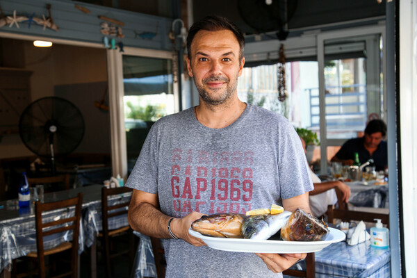 Στην ψαροταβέρνα του Ηλία