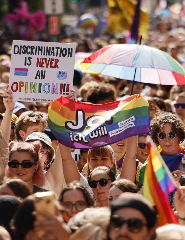 Ελβετία: Δεκάδες χιλιάδες διαδήλωσαν υπέρ του γάμου των ομοφυλοφίλων 