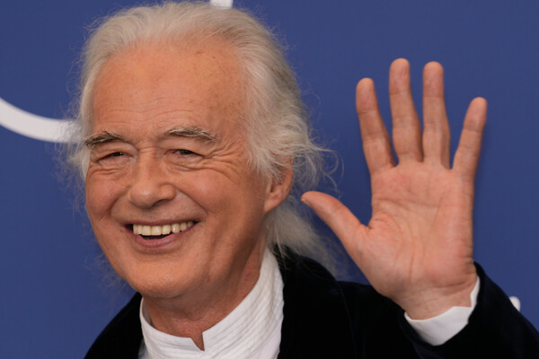 Φεστιβάλ Βενετίας: Στο κόκκινο χαλί ο Jimmy Page για το «Βecoming Led Zeppelin»