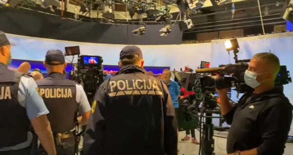 Σλοβενία: Αρνητές του κορωνοϊού εισέβαλαν στο κτίριο της δημόσιας τηλεόρασης [Βίντεο]