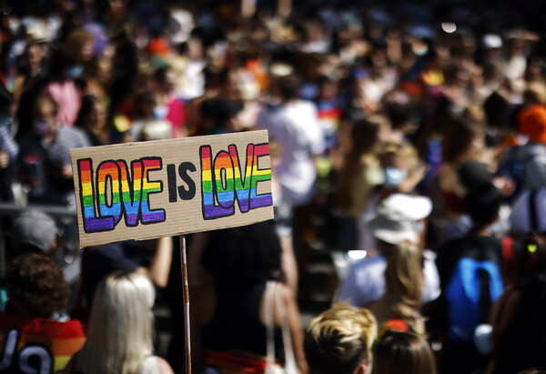 Ελβετία: Δεκάδες χιλιάδες διαδήλωσαν υπέρ του γάμου των ομοφυλοφίλων 