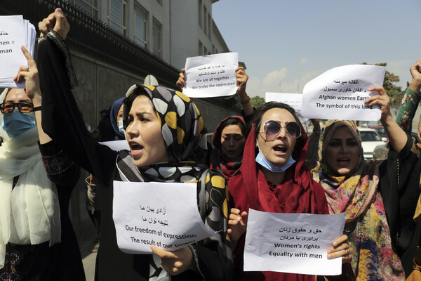 Οι Ταλιμπάν πυροβολούν και διαλύουν πορεία για τα δικαιώματα των γυναικών
