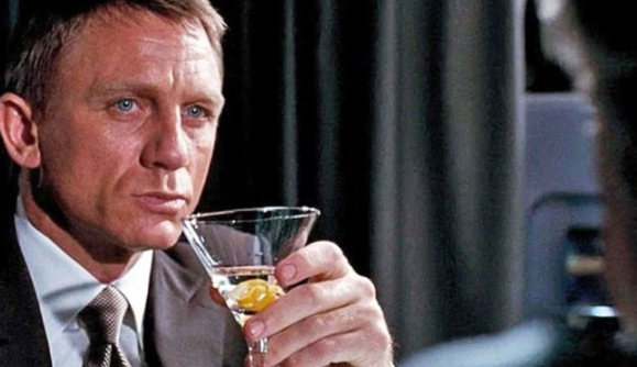 «Πιες όπως ο Τζέιμς Μποντ»: Στην αγορά η συλλεκτική σαμπάνια του 007 