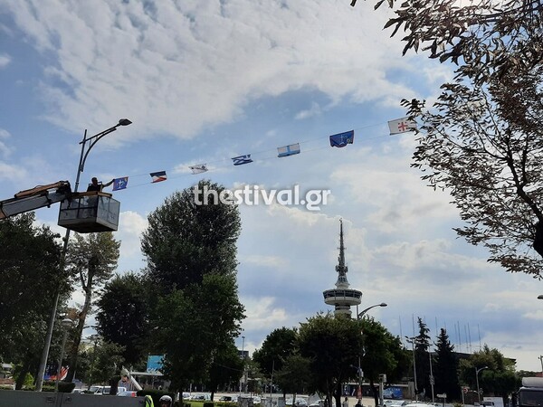 Η Θεσσαλονίκη «ντύθηκε» με σημαίες της Ελληνικής Επανάστασης του 1821