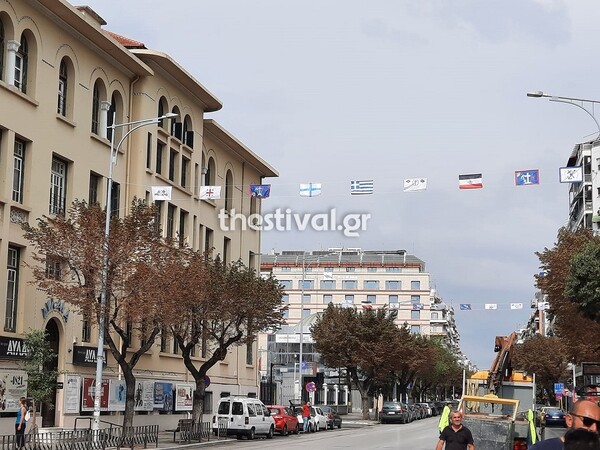 Η Θεσσαλονίκη «ντύθηκε» με σημαίες της Ελληνικής Επανάστασης του 1821
