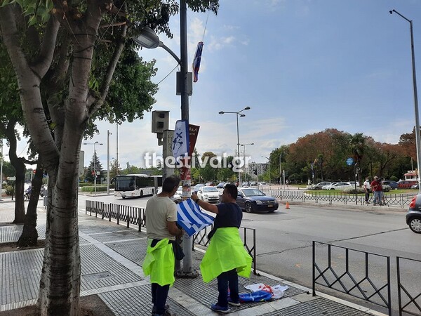 Η Θεσσαλονίκη «ντύθηκε» με σημαίες της Ελληνικής Επανάστασης του 1821