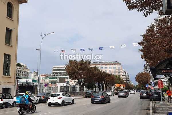 Η Θεσσαλονίκη «ντύθηκε» με σημαίες της Ελληνικής Επανάστασης του 1821