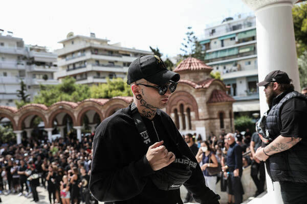 Mad Clip: Πλήθος κόσμου στην κηδεία του Πίτερ Αναστασόπουλου- Μεταδίδεται live