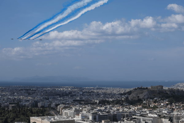 Γαλλικά μαχητικά στον ουρανό της Αθήνας: Σχημάτισαν τα ελληνικά χρώματα πάνω από την Ακρόπολη