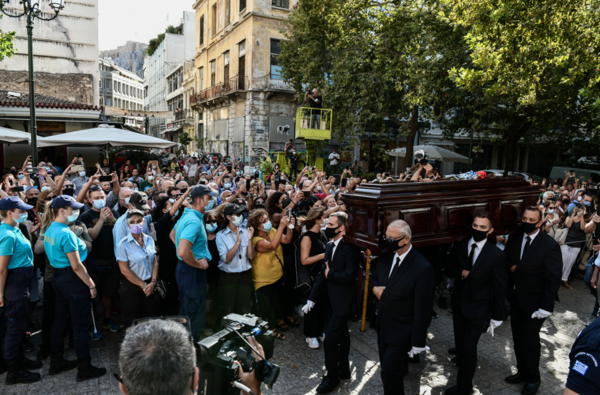 Μίκης Θεοδωράκης: Στη Μητρόπολη η σορός του - «Αντίο» από εκατοντάδες πολίτες 