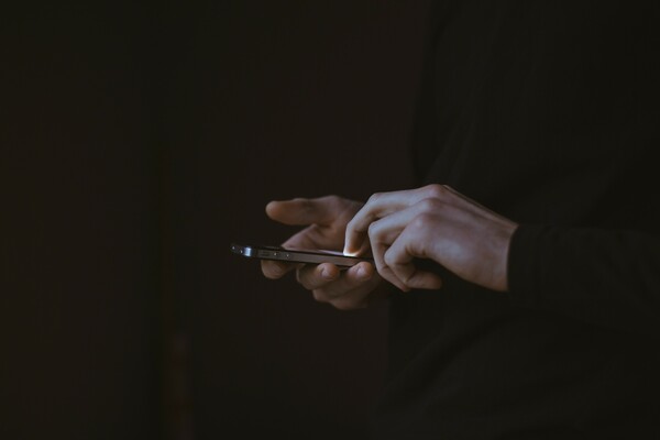 «Κακόγουστη φάρσα» η αποστολή SMS για δήθεν επιστράτευση - Εξιχνιάστηκε η υπόθεση, δικογραφία για 10 άτομα	