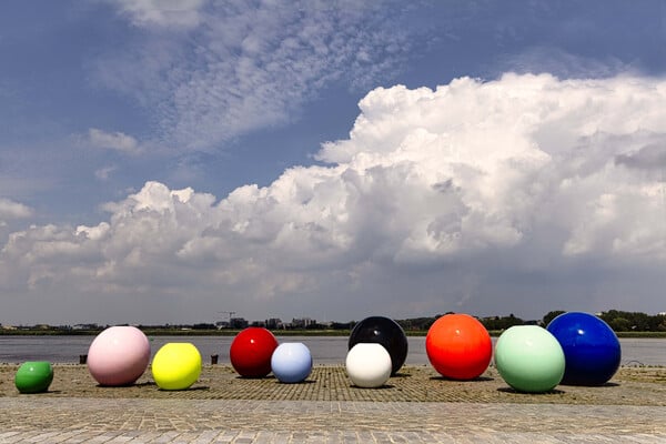Ντύσε τη μπάλα: Το μουσείο μόδας της Αμβέρσας συνδέει την τέχνη με μια δημόσια εγκατάσταση τέχνης