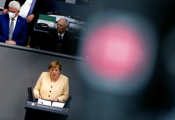 Η Μέρκελ αποχαιρέτησε την Bundestag: Με «πειραματόζωα», διαμαρτυρίες και «επιπλήξεις» η τελευταία ολομέλεια 