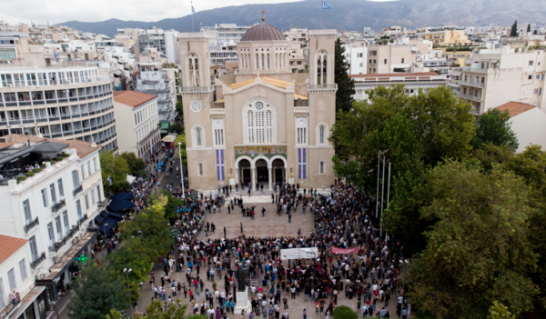 «Αθάνατος» φώναζε το πλήθος αποχαιρετώντας τον Μίκη Θεοδωράκη έξω από τη Μητρόπολη Αθηνών 