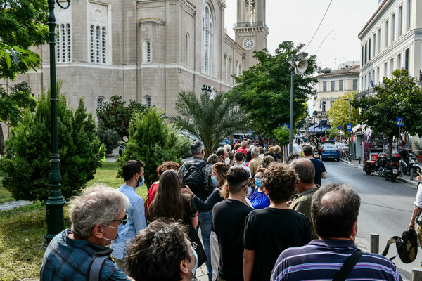 Μίκης Θεοδωράκης: Μέχρι τις 14:00 το λαϊκό προσκύνημα στη Μητρόπολη - Αύριο η σορός στα Χανιά 