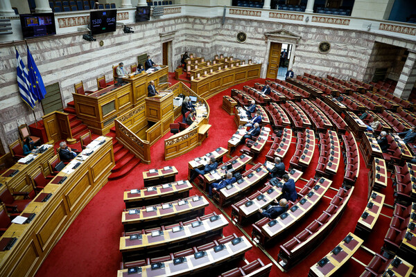 Βαριά πρόστιμα για τα πλαστά πιστοποιητικά εμβολιασμού προβλέπει η τροπολογία που υπερψηφίστηκε στη Βουλή 