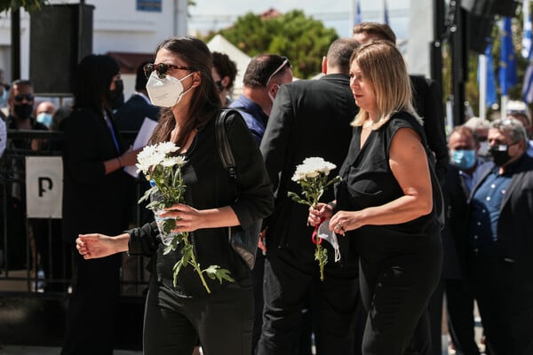 Η Ελλάδα αποχαιρετά τον Μίκη Θεοδωράκη- Στον Γαλατά Χανίων η σορός (Live)