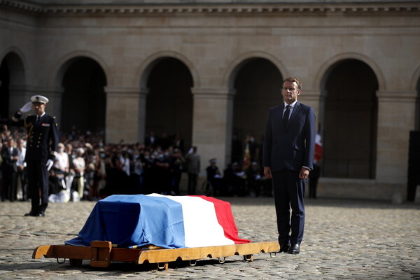 Γαλλία-θάνατος Μπελμοντό: Η Γαλλία αποχαιρετά τον αγαπημένο της "Μπεμπέλ", που "θα χαμογελάει πάντα, όπου κι αν βρίσκεται"	