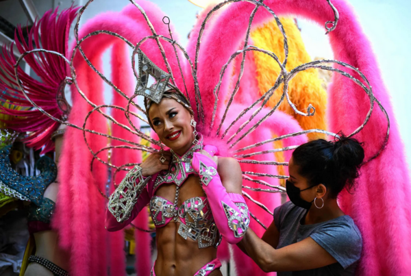 Το Moulin Rouge επιστρέφει: Εντυπωσιακές εικόνες από τη μεγάλη πρόβα