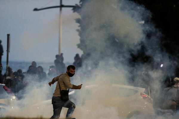 Θεσσαλονίκη: Ένταση και χημικά στη συγκέντρωση κατά της υποχρεωτικότητας του εμβολιασμού - Βίντεο