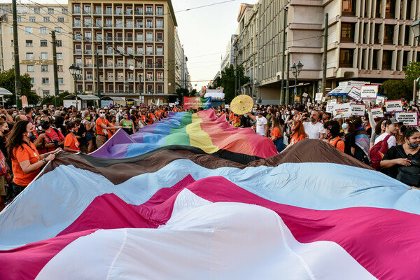 Athens Pride 2021: 20 «κλικ» από την παρέλαση υπερηφάνειας στο κέντρο της Αθήνας