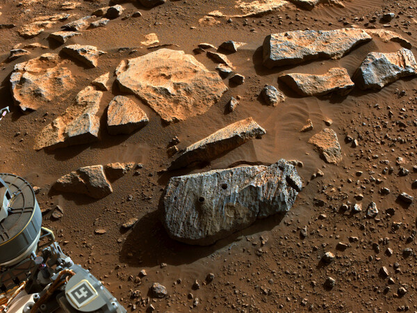 Μακρόχρονη έκθεση σε νερό «μαρτυρούν» τα πρώτα δύο πέτρινα δείγματα από τον Άρη που συνέλλεξε το ρόβερ Perseverance της NASA 