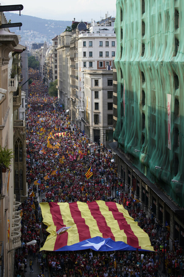 Τεράστια διαδήλωση στη Βαρκελώνη υπέρ της ανεξαρτησίας της Καταλονίας (Φωτογραφίες)