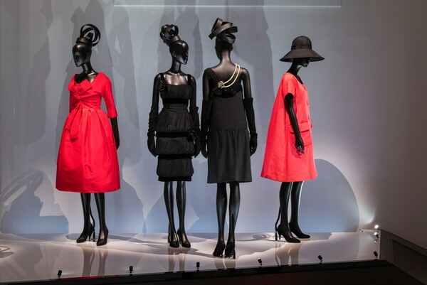 Η έκθεση για τον Γάλλο μόδιστρο Christian Dior μεταφέρεται στη Νέα Υόρκη