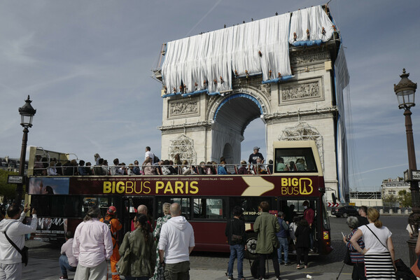 Wrapping of Arc de Triomphe begins in Paris art installation