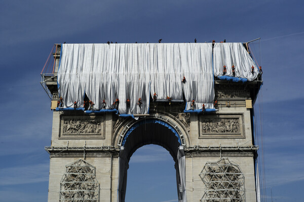 Wrapping of Arc de Triomphe begins in Paris art installation