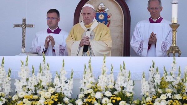Ουγγαρία: Ο πάπας Φραγκίσκος καλεί τους χριστιανούς να είναι "σταθεροί και ανοιχτοί" προς τους συνανθρώπους τους