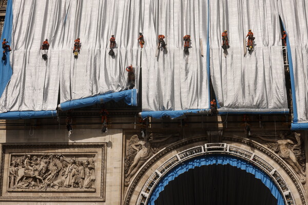Παρίσι: Εργάτες καλύπτουν την Αψίδα του Θριάμβου με ύφασμα, για το μεταθανάτιο έργο του Κρίστο (Φωτογραφίες)