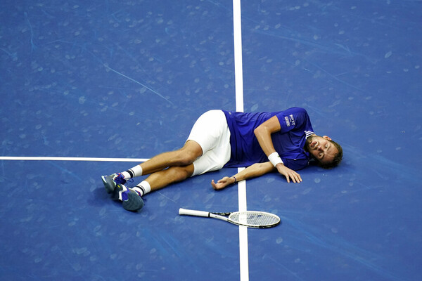 US Open: Ο Μεντβέντεφ διέλυσε το όνειρο του 4x4 του Τζόκοβιτς νικώντας τον με 3-0 σετ