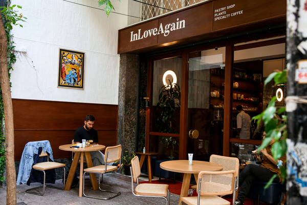 In Love Again: Η νέα talk of the town άφιξη ξέρει από ποιοτικό καφέ, πρωτότυπα γλυκά και φυτά εσωτερικού χώρου 