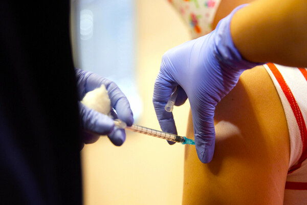 Τρίτη δόση εμβολίου: Άρχισε η αποστολή sms σε 285.000 πολίτες- Ανοίγει αύριο η πλατφόρμα για ραντεβού