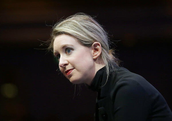 Η περίπτωση της Theranos, της Ελίζαμπεθ Χολμς και ενός από τα μεγαλύτερα σκάνδαλα στον τομέα της υγείας 