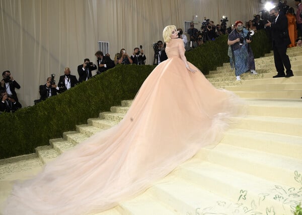 Met Gala 2021: Το φόρεμα «Tax the Rich», το πράσινο μωρό και το φιλί των Bennifer- 8 στιγμές που ξεχώρισαν