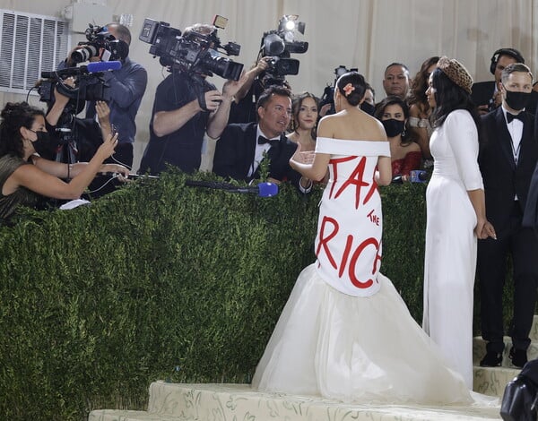 Met Gala 2021: Το φόρεμα «Tax the Rich» της Alexandria Ocasio-Cortez και το φιλί των Bennifer - 8 στιγμές που ξεχώρισαν