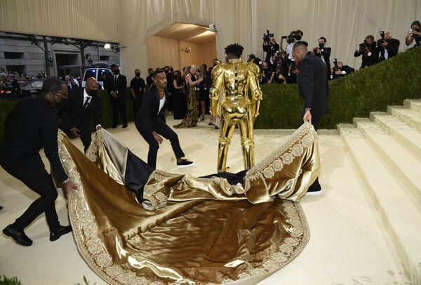 Met Gala 2021: Το φόρεμα «Tax the Rich», το πράσινο μωρό και το φιλί των Bennifer- 8 στιγμές που ξεχώρισαν