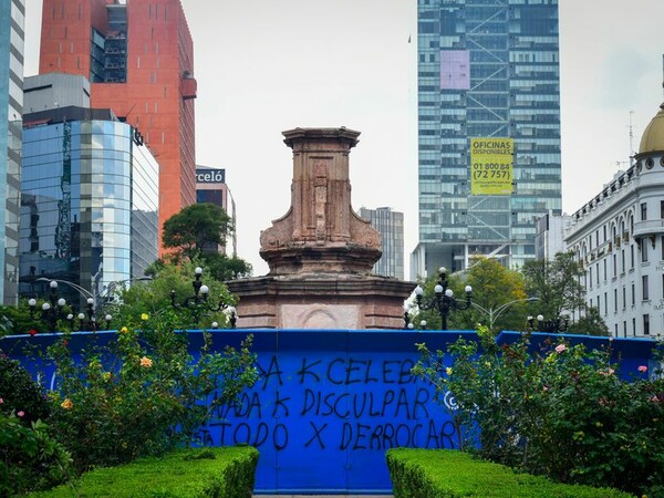 Ο Χριστόφορος Κολόμβος φεύγει, μια ιθαγενής φτάνει στην καρδιά της πόλης του Μεξικού