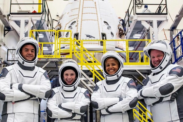 Η SpaceX γράφει ιστορία - Το πρώτο πλήρωμα αποκλειστικά με «ερασιτέχνες αστροναύτες» ετοιμάζεται για εκτόξευση