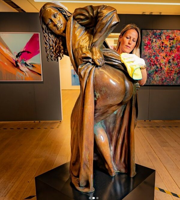 Η Μόνα Λίζα όπως δεν την έχετε ξαναδεί: Έγινε χάλκινο άγαλμα και μας δείχνει τα οπίσθιά της