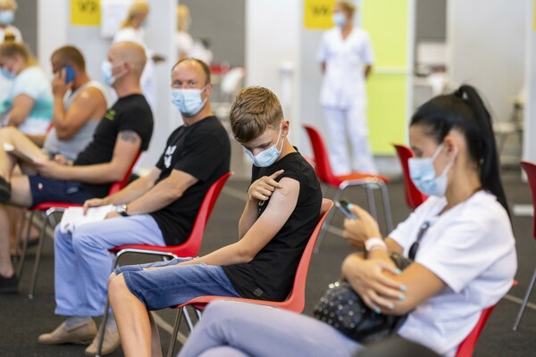 Έρευνα: Τα αγόρια κινδυνεύουν περισσότερο από παρενέργειες του εμβολίου της Pfizer παρά από κορονοϊό