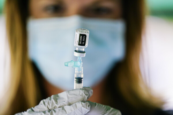 Pfizer και Moderna: Η προστασία των εμβολίων για τον κορωνοϊό εξασθενεί με τον χρόνο - Αιτήματα για τρίτη δόση