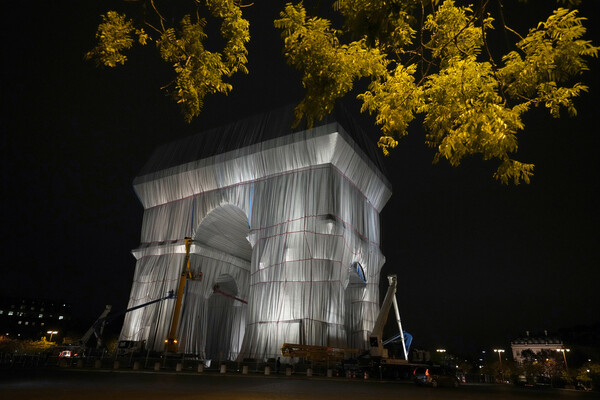 Η Αψίδα του Θριάμβου καλύφθηκε με ύφασμα - Ανοίγει αύριο για το κοινό η μεταθανάτια εγκατάσταση του Κρίστο
