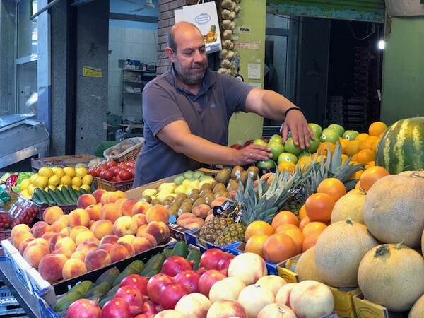 «Φρούτα και λαχανικά σε αναμονή»: Η πρωτότυπη ιδέα ενός μανάβη στη Θεσσαλονίκη